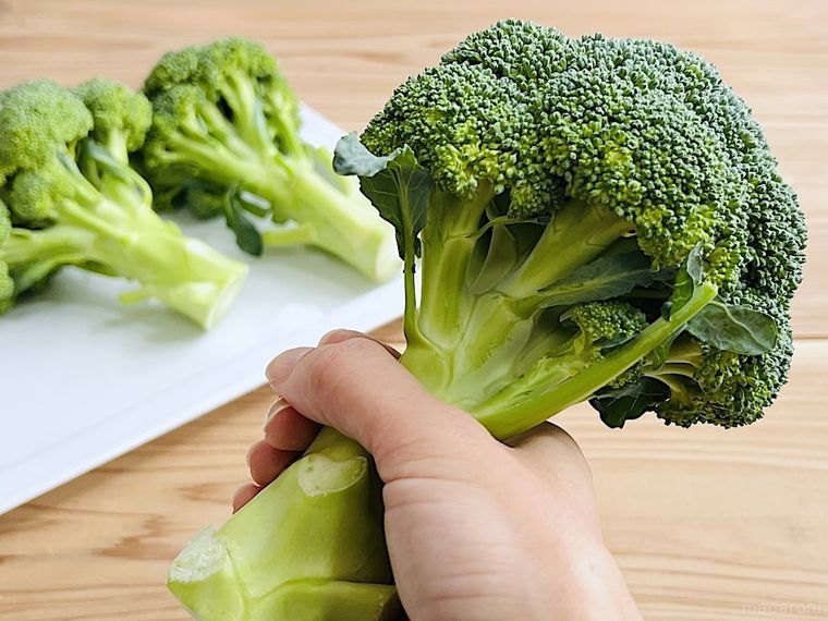 ブロッコリーを手で持っている様子
