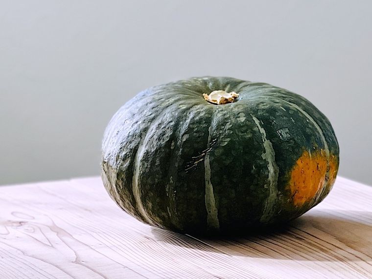 まるごと1個のかぼちゃが置かれている
