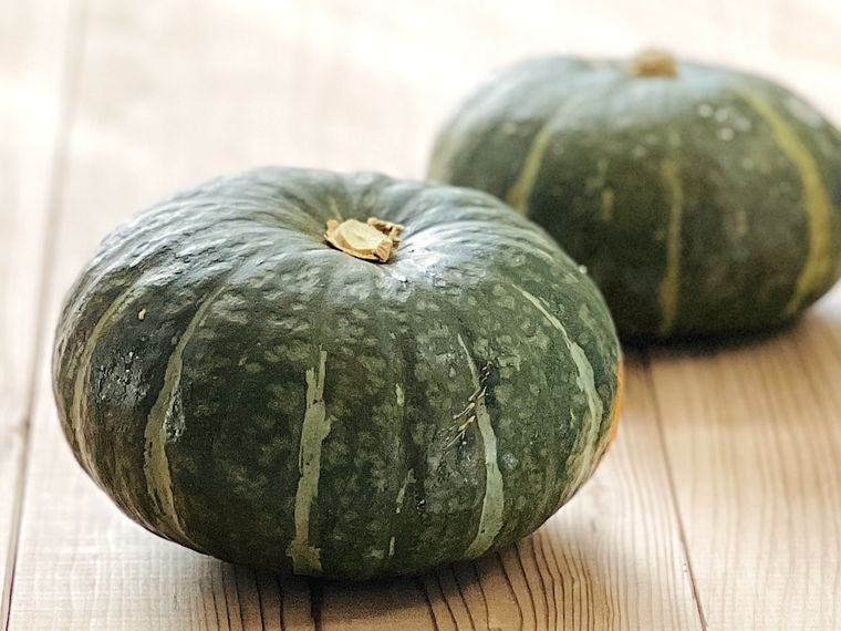 まるごとのかぼちゃが2個置かれている