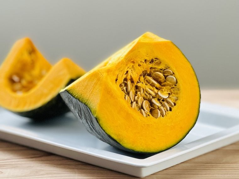 カットかぼちゃが置かれている