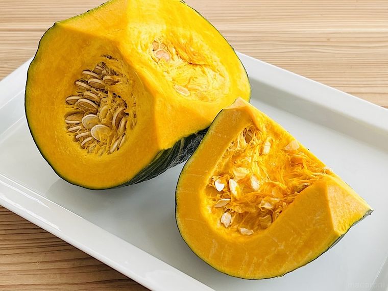 カットかぼちゃが2個並んでいる