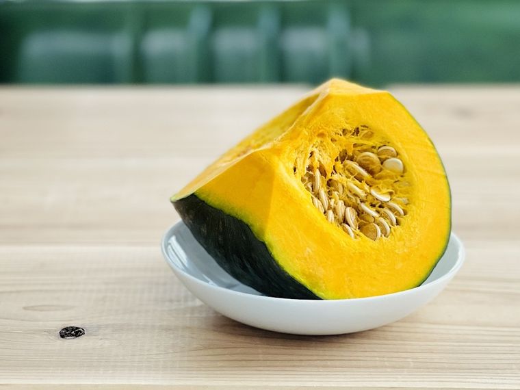 カットかぼちゃが置かれている