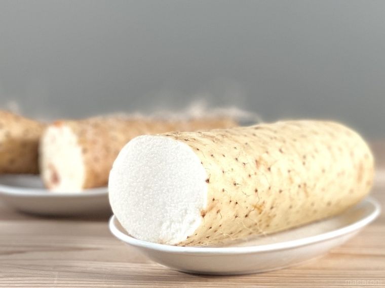 カット長芋が置かれている