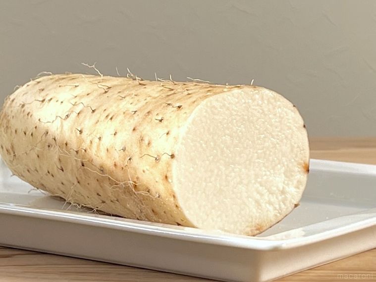 カット長芋が置かれている