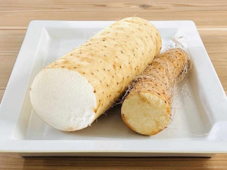 カット長芋が2本置かれている