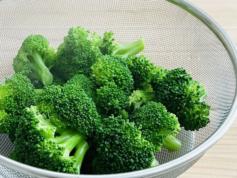 ゆでてザルにあげたブロッコリー