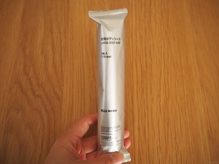 大判ボディシートのパッケージを手に持っている。