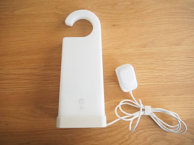 机の上に置かれているLED持ち運びできるあかりとコード。