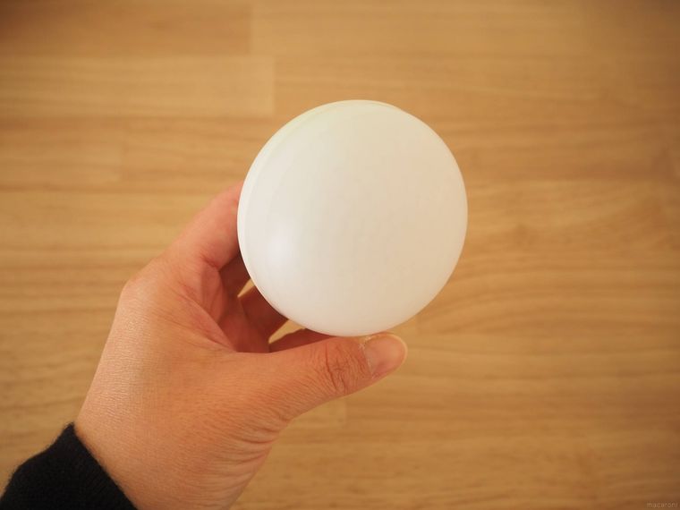 マグネット付センサーライトを手に持っている。