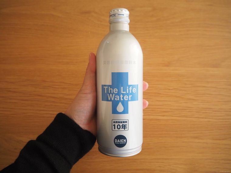 手に持ったパッケージ正面の災害用備蓄飲料水。