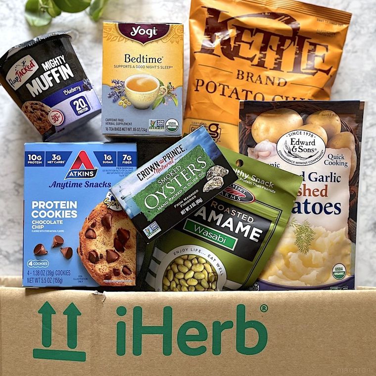 iHerbの配送ボックスから届いた商品を出して並べているところ