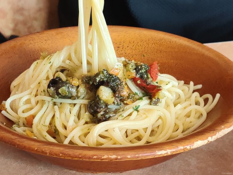 エスカルゴのオーブン焼きをのせたサイゼリヤのペペロンチーノ