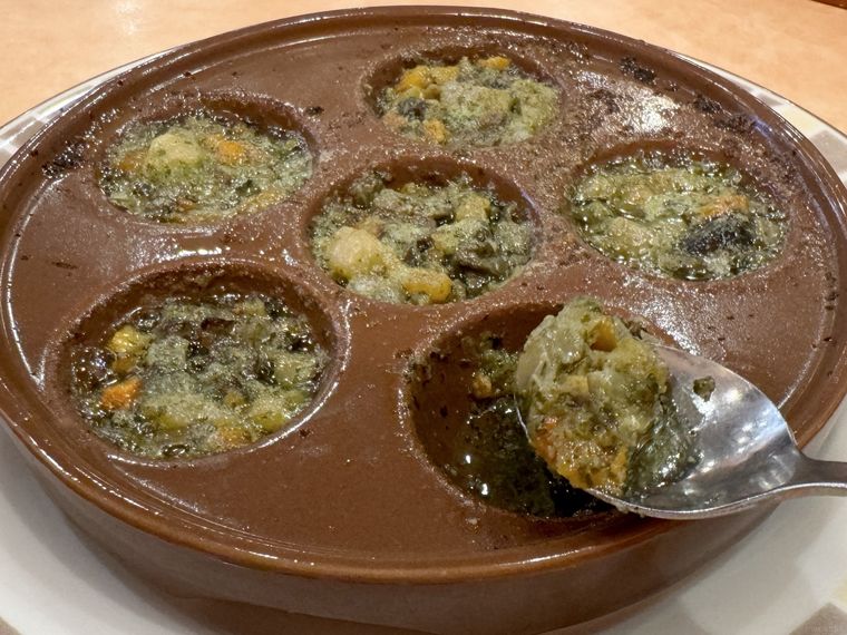 エスカルゴのオーブン焼きのソース部分のスプーン持ち上げ