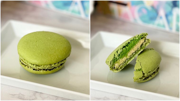 シャトレーゼのピスタチオマカロンのそのままと断面のコラージュ画