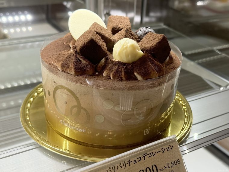 ショーウィンドウに並ぶシャトレーゼのパリパリチョコデコレーション
