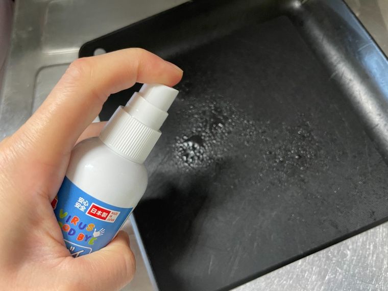 ダイソーのウィルスグッバイをまな板に吹き付けている様子