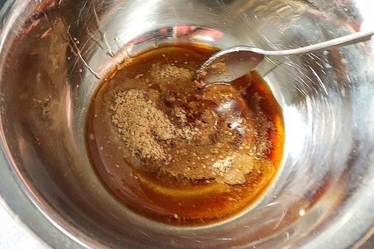 調味料を混ぜているところ