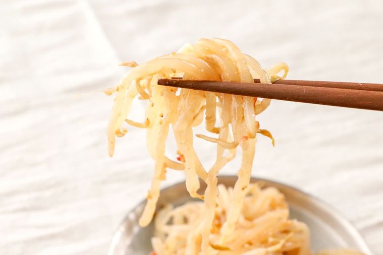 箸で一風堂風辛もやしを持ったところ