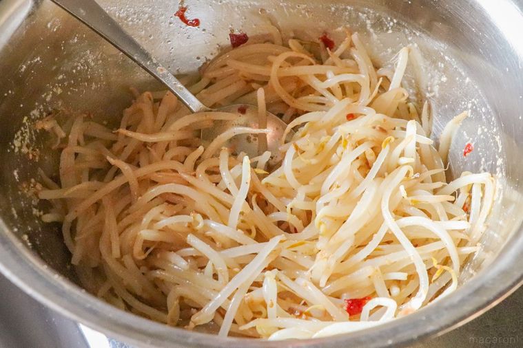 もやしと調味料を混ぜているところ