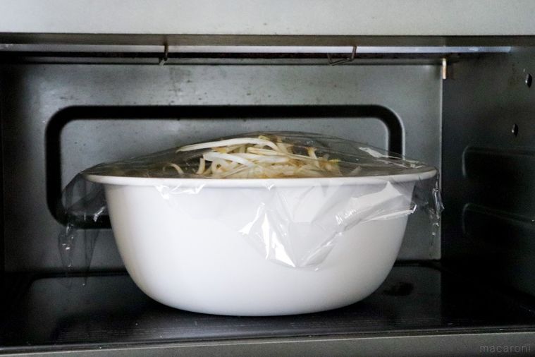 電子レンジにもやしの入った耐熱容器を入れたところ
