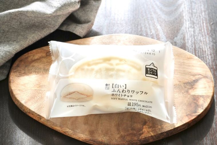 木のカッティングボードにのった白いワッフルとグレーの布