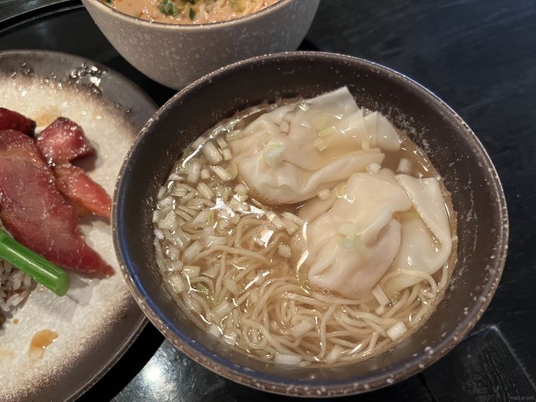 香港ラウンジのワンタン麺