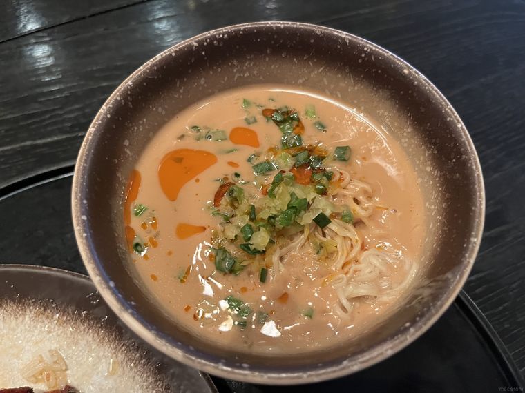 香港ラウンジの坦々麺