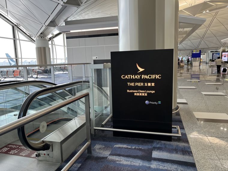 キャセイパシフィック航空の香港ラウンジ案内看板