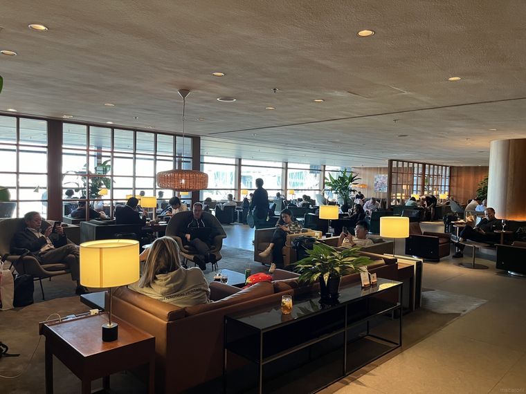 キャセイパシフィック航空の香港ラウンジ内観