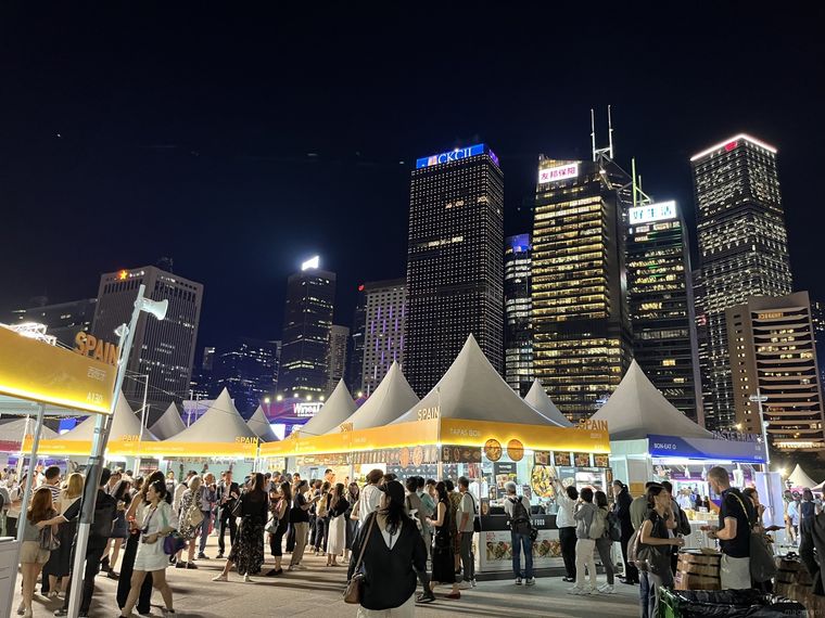 ビル群の夜景が綺麗な香港ワイン＆ダイン・フェスティバルの会場