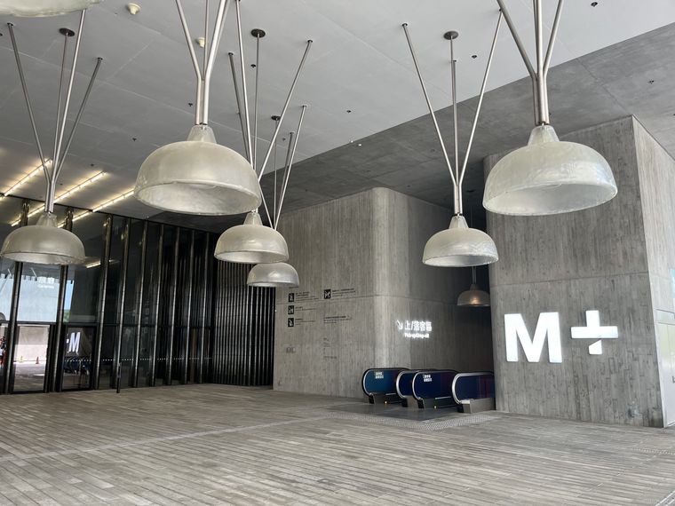 大きな電球がぶら下がるMの入口