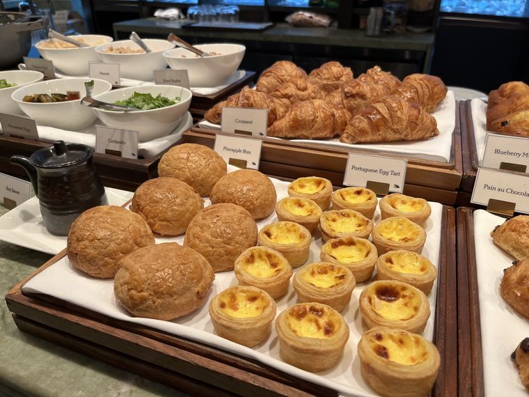 香港スイーツのエッグタルトやメロンパン、クロワッサンなどが並んでいる