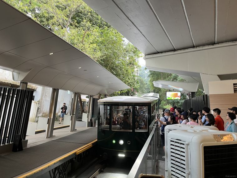 ピークタワーへ向かう緑色のピークトラム