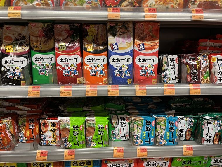 PARKN SHOPの出前一丁の陳列棚