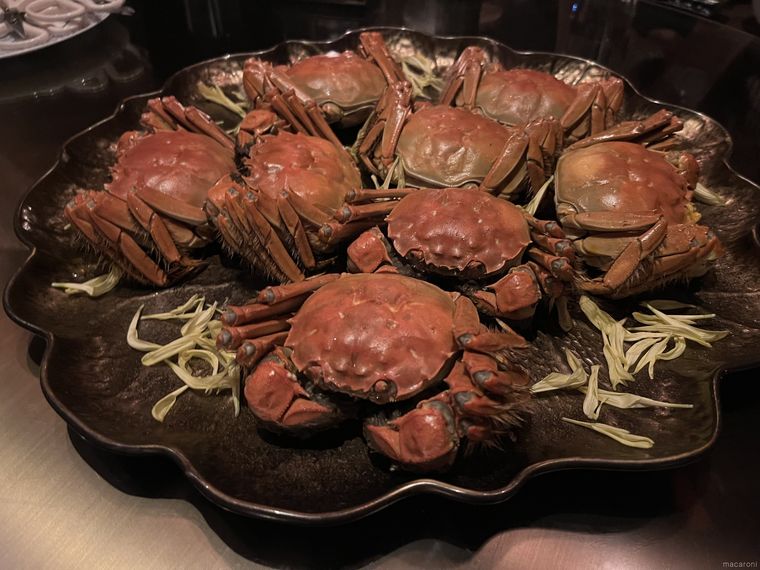 黒皿に盛り付けられたたくさんの上海蟹