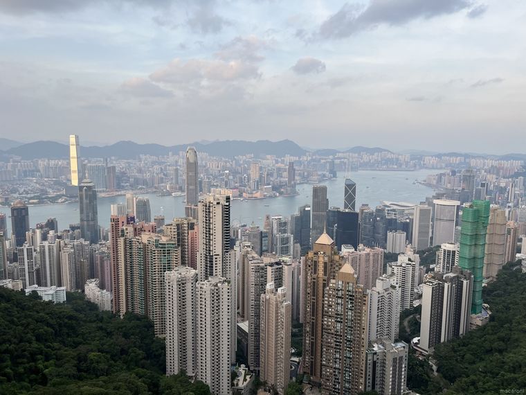 高層ビル群が立ち並ぶピークタワーからの眺め