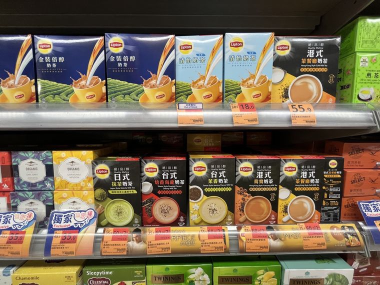 香港式ミルクティーが人気のリプトンの陳列棚