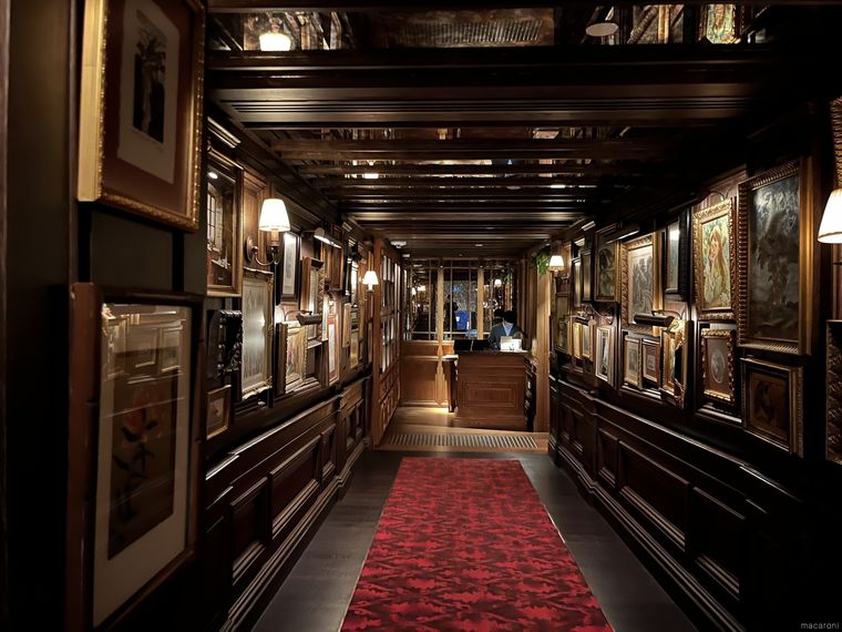 The Aubreyのレッドカーペットが敷かれた店内