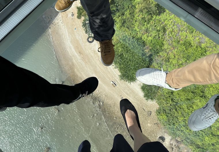 床も透明な強化ガラスでできたケーブルカークリスタル