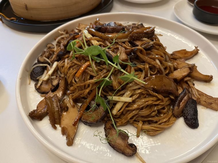 白い器に盛り付けられた香港スタイルのソース焼きそば