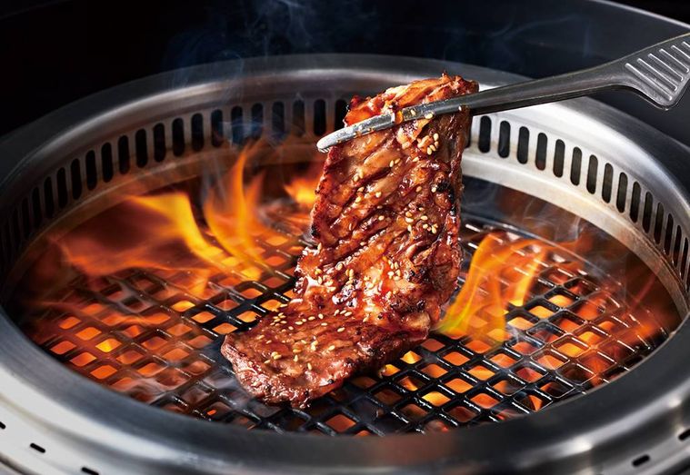 焼肉を焼いている様子