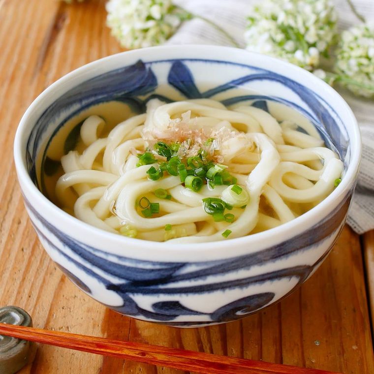 青色の模様が入った丼に入ったうどん