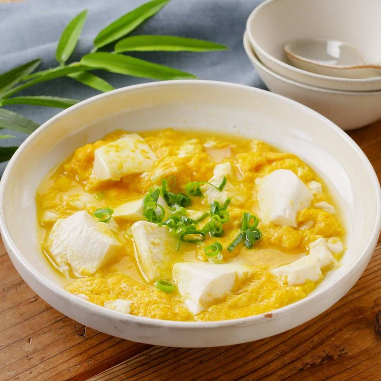 白色の深皿に盛られた豆腐の卵とじ