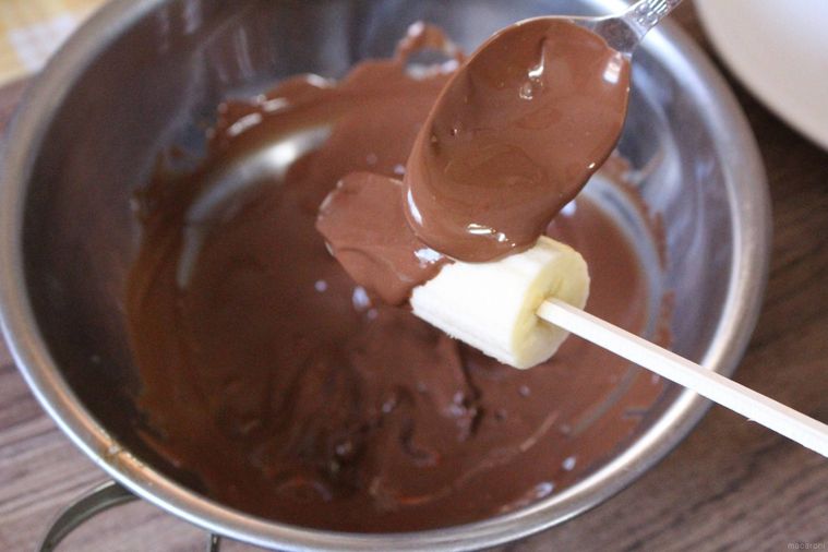 バナナにチョコレートをコーティングしている様子