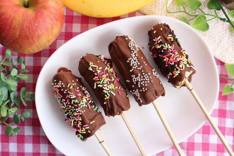 皿に並ぶ4本のチョコバナナ