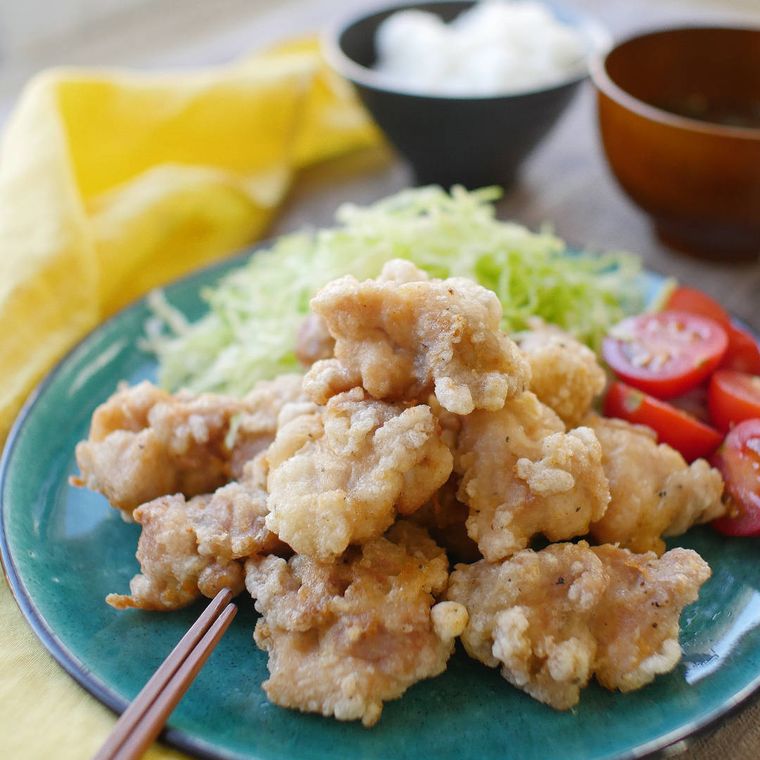 青い皿に盛られた塩唐揚げ