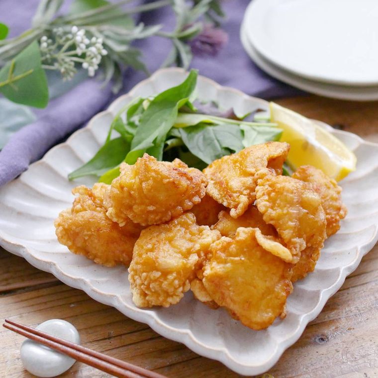 四角い皿に盛られた鶏むね肉の唐揚げ