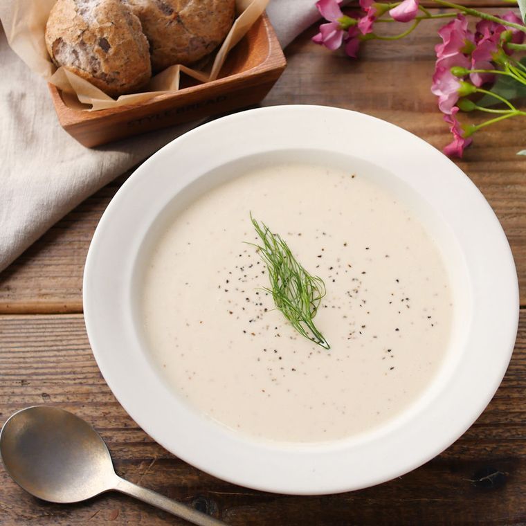 白の器にスープがはいっている様子