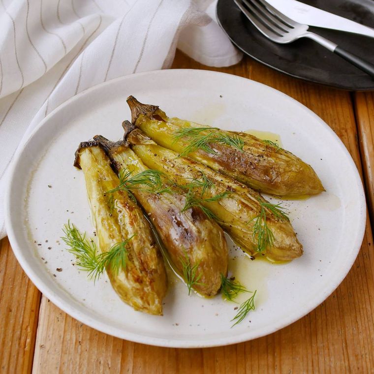 白い丸皿に盛り付けたなすのオリーブオイル焼き