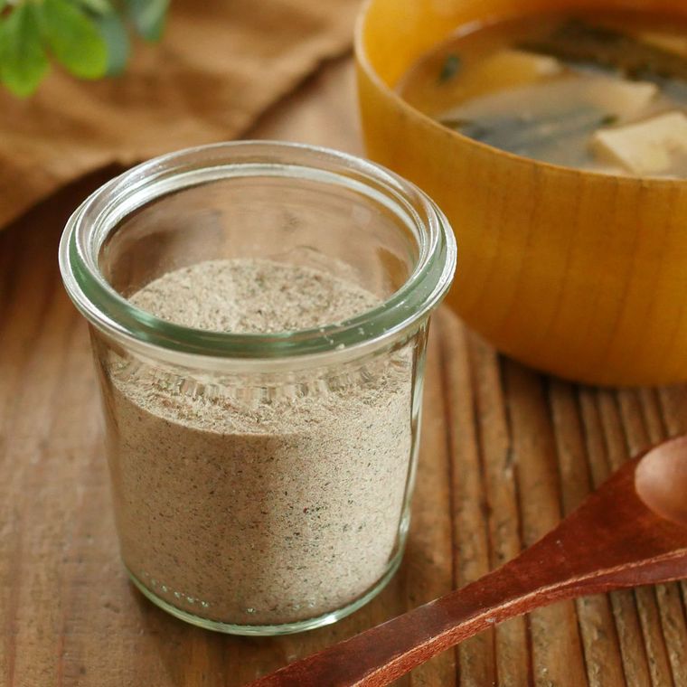 保存瓶に入った自家製のだしの素